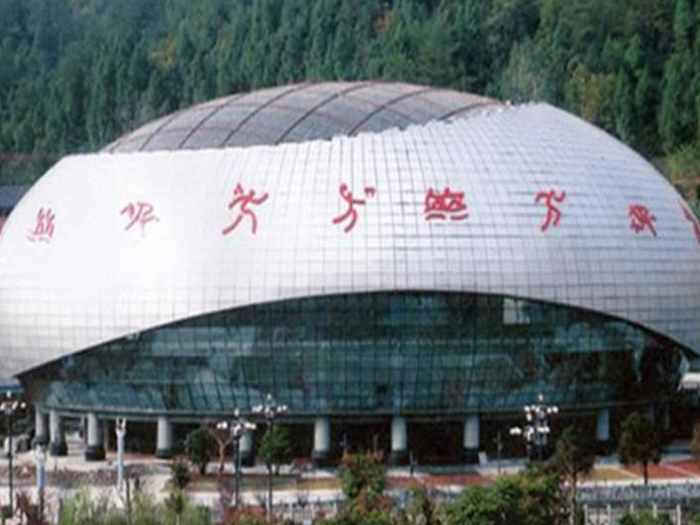 日喀则体育中心球形网架加工安装